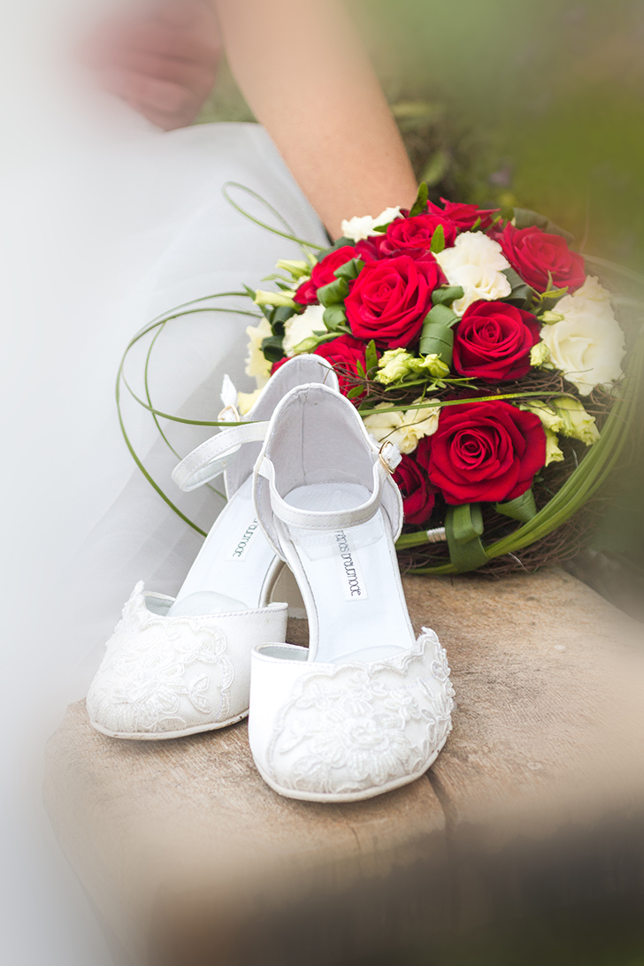 Hochzeitsfotografie Hochzeit Detailaufnahme Schuhe mit Brautstrauß