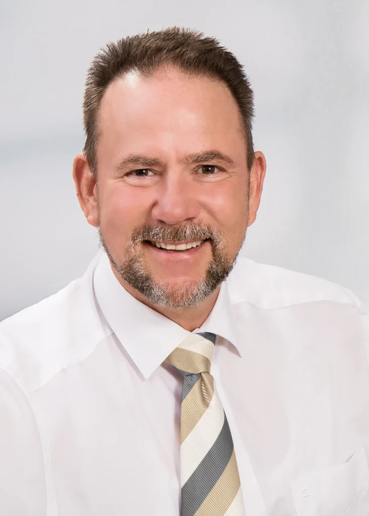 Business-Portrait-Senior-weißes-Hemd, Fotografie in Gemmingen